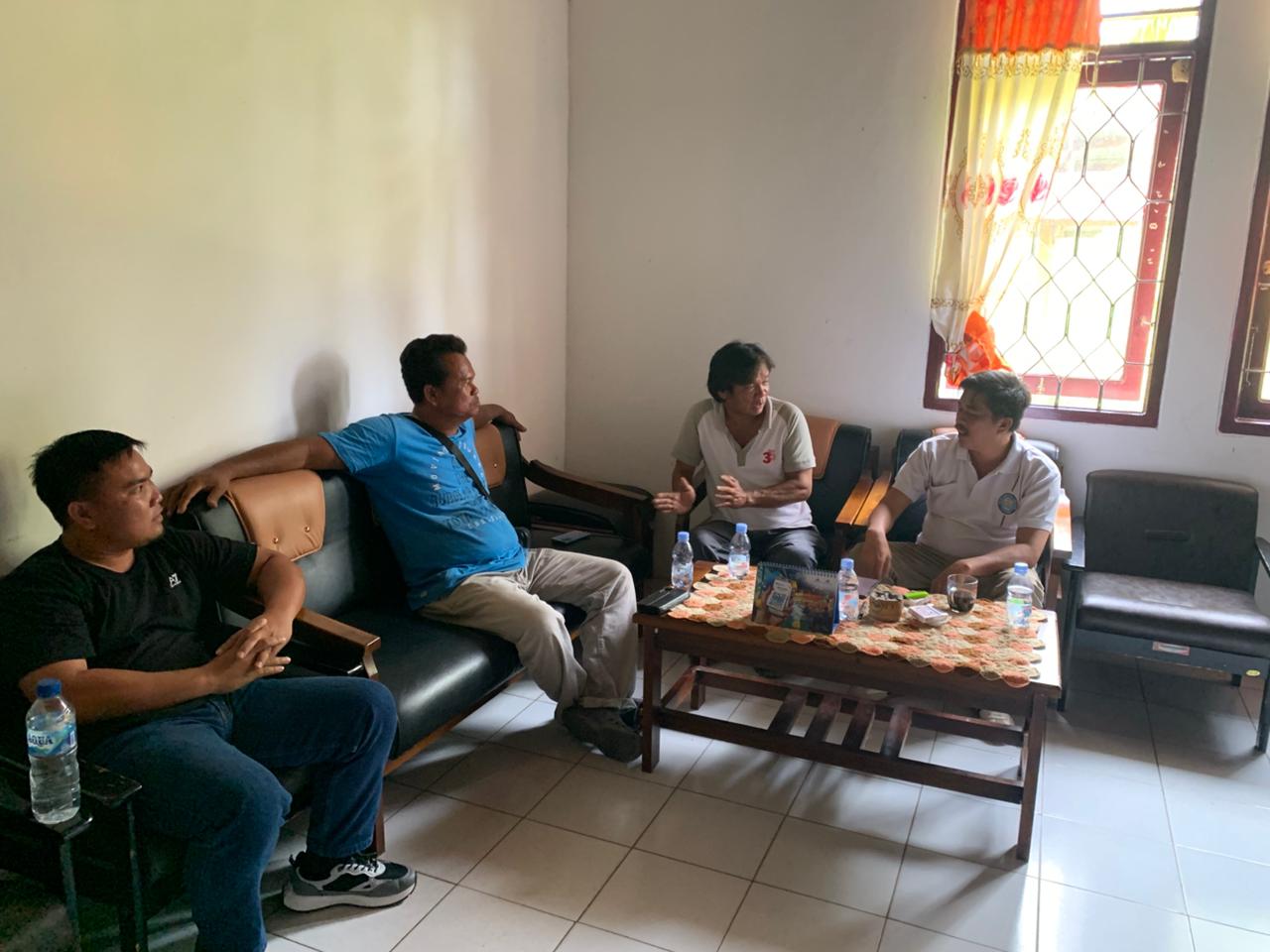 Tokoh masyarakat dan pemuda menyampaikan dukungan pembangunan jembatan ATJ agar dilanjutkan, kepada Camat MMB Pit Anugerah AP (paling kanan).  &nbsp;