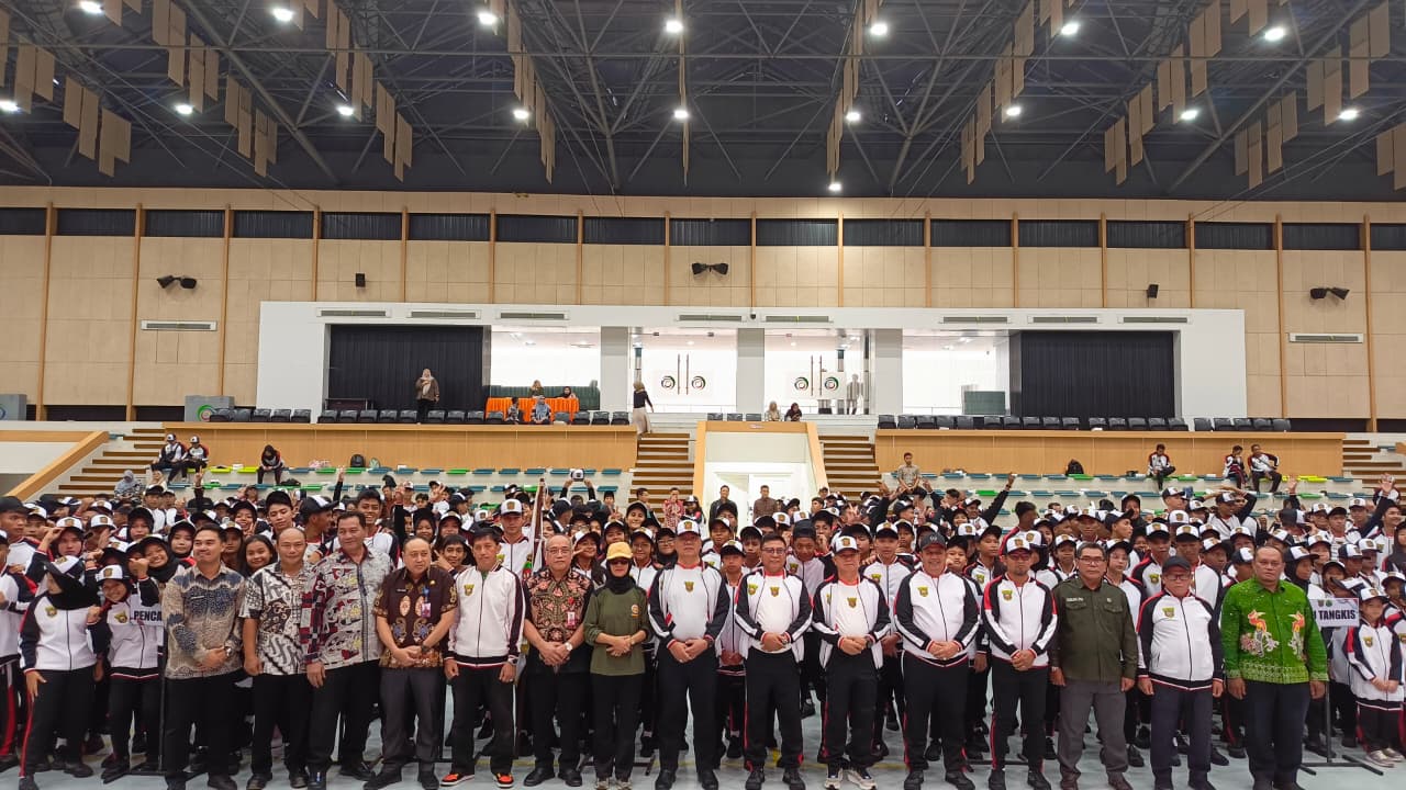 Wakil Wali Kota Saeifuddin Zuhri melepas kontingen Samarinda untuk mengikuti Popda XVII/2025 PPU.  &nbsp;