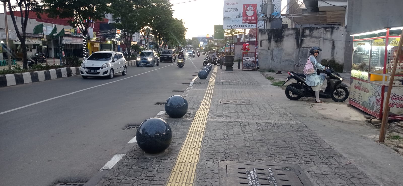 Akses pedestrian di Jalan Ahmad Yani sebagian telah mengalami perubahan sejak perbaikan pada tahun lalu.