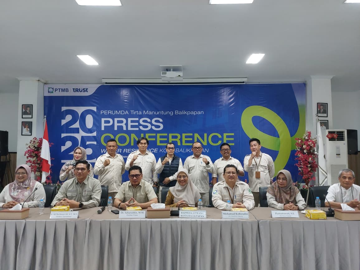 KONFERENSI PERS: Jajaran Direktur PTMB saat mengadakan konferensi pers beberapa waktu lalu. Tersisa posisi direktur teknik yang masih kosong.