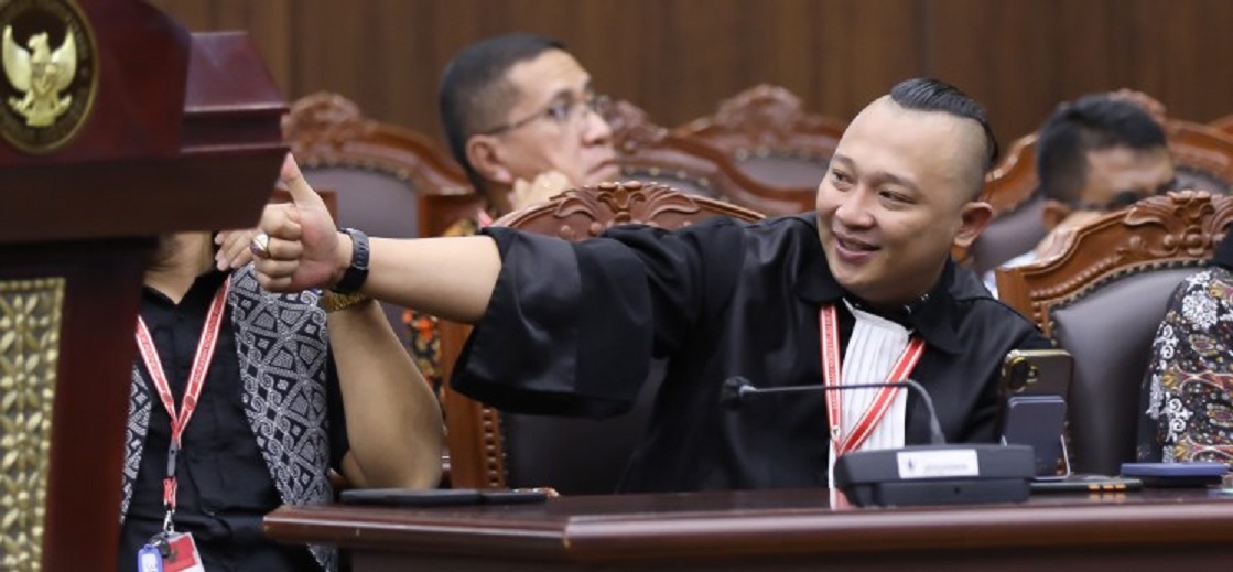 PENGGUGAT: Ekspresi Syamsul Jahidin saat mendengarkan putusan MK yang memenangkan gugatannya atas UU Polri.