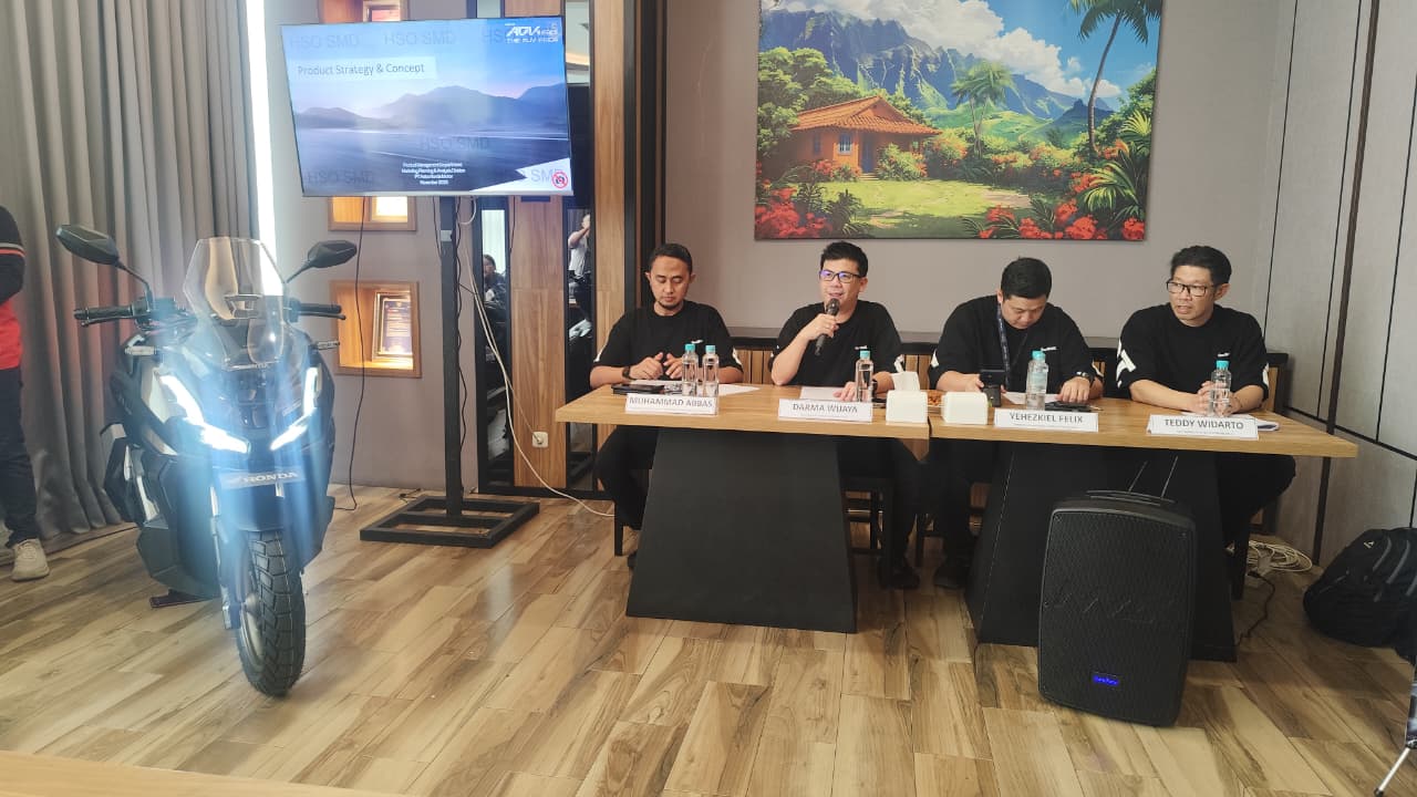 Tim manajemen Astra Motor Kaltim 2 bersanding dengan unit Honda ADV 160 Roadsync dalam kegiatan press rilis produk di BIG Mall Samarinda, Sabtu (15/11). (FOTO DENNY SAPUTRA/KP)