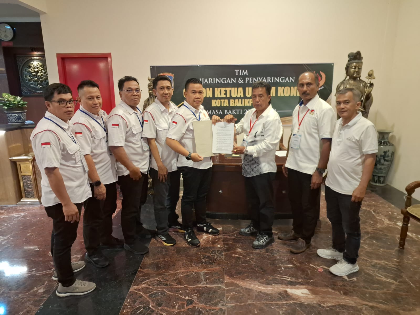 RESMI: Tim sukses kandidat Gasali mengambil formulir pendaftaran di Hotel Grand Tiga Mustika, Jumat (14/11).