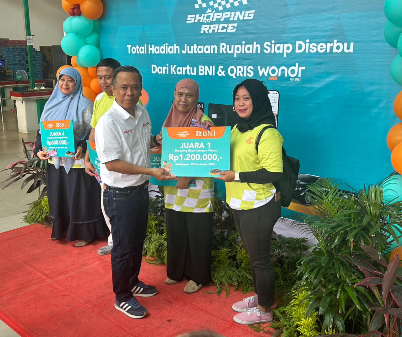 HADIAH: Pemberian hadiah kepada pemenang BNI Shopping Race sebagai bentuk apresiasi atas loyalitas nasabah yang rutin memanfaatkan layanan digital.
