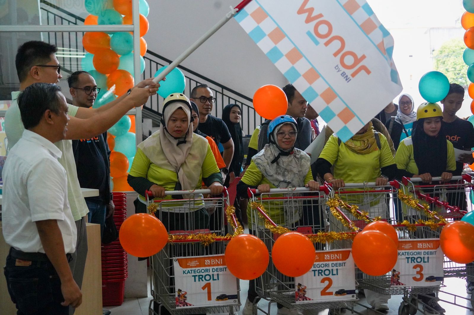 MISI BELANJA: BNI Shopping Race 2025 yang digelar di Yova Mart Balikpapan. Peserta ditantang menyelesaikan misi belanja dalam waktu terbatas menggunakan produk transaksi digital BNI.