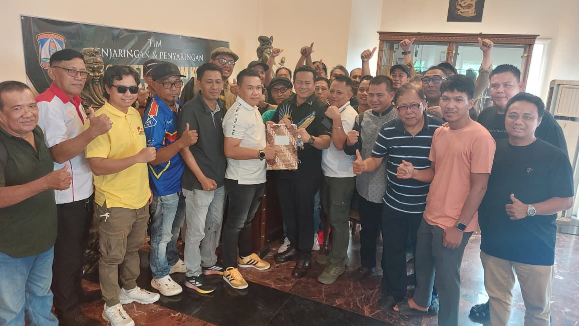 Gasali secara langsung menyerahkan formulir dan berkas pendaftaran calon ketua KONI Balikpapan. (FOTO OKTAVIA MEGARIA/KP)