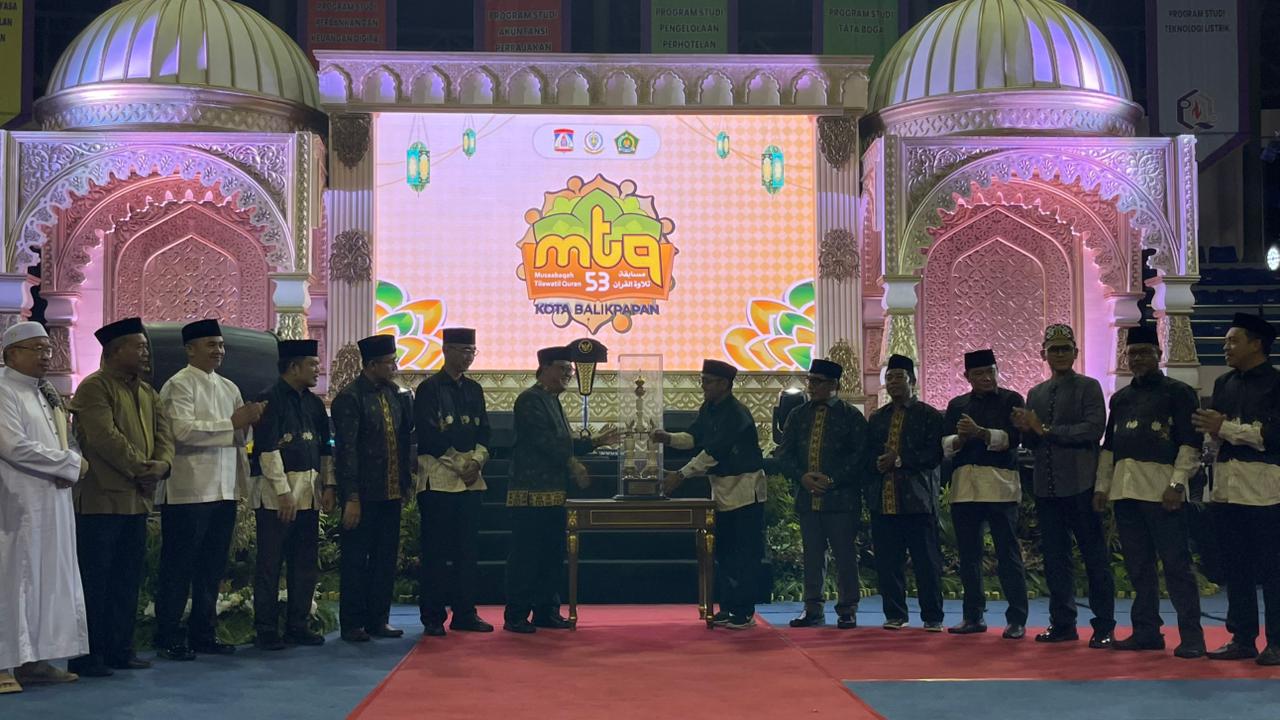 PENYERAHAN PIALA: Penyerahan piala bergilir oleh Wakil Walikota Balikpapan kepada Ketua Panitia MTQ, yang akan didapatkan para kafilah bila menjadi juara umum.