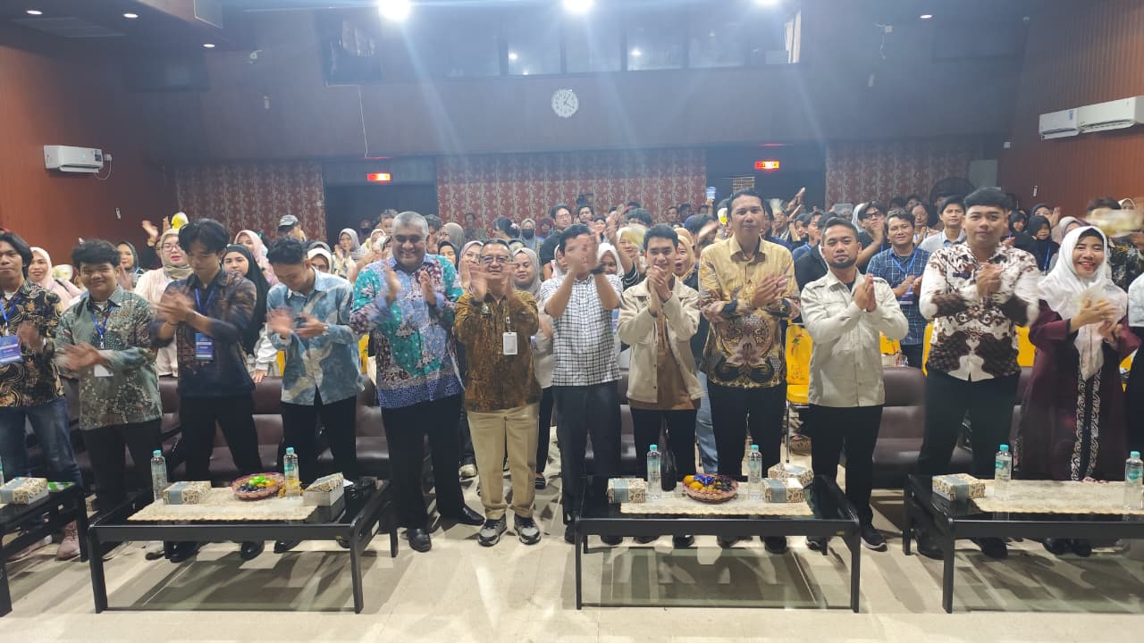 Ratusan peserta sosialisasi MBG gagasan Hetifah Sjaifuddian di gedung Serbaguna Pusrehut Unmul, Sabtu (15/11). (FOTO DENNY SAPUTRA/KP)
