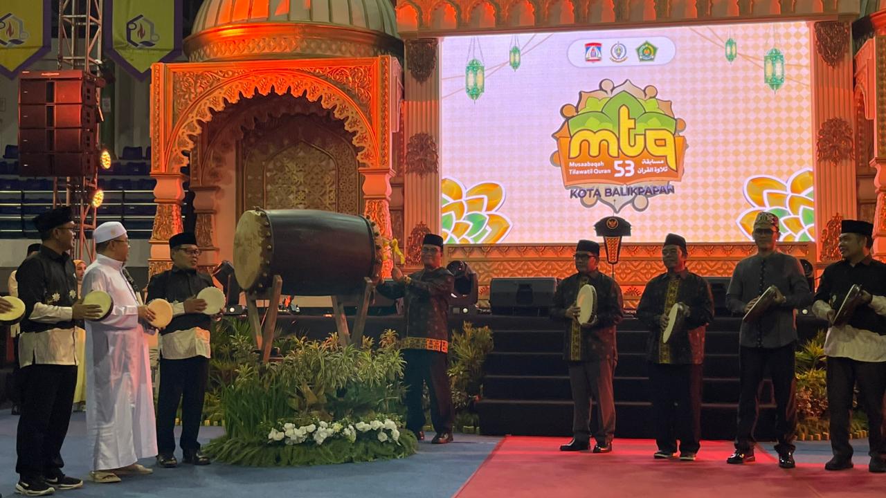 RESMI DIBUKA: Pemukulan beduk oleh Wakil Walikota Balikpapan Bagus Susetyo bersama unsur forkopimda tanda resmi dibukanya MTQ ke-53.