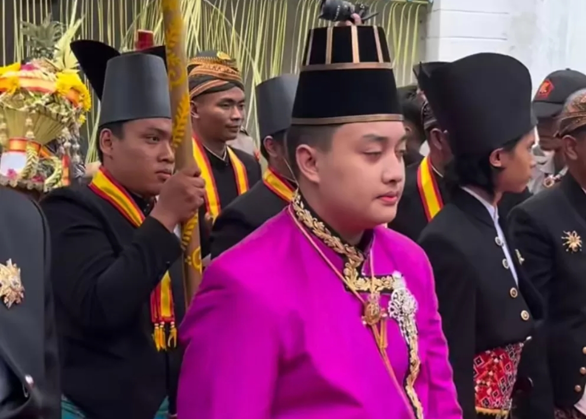 Gusti Purbaya resmi menjadi Sri Susuhunan Pakubuwono XIV. Dia mejadi penerus mendiang ayahnya, Pakubuwono XIII. (Instagram Bicara Solo)
