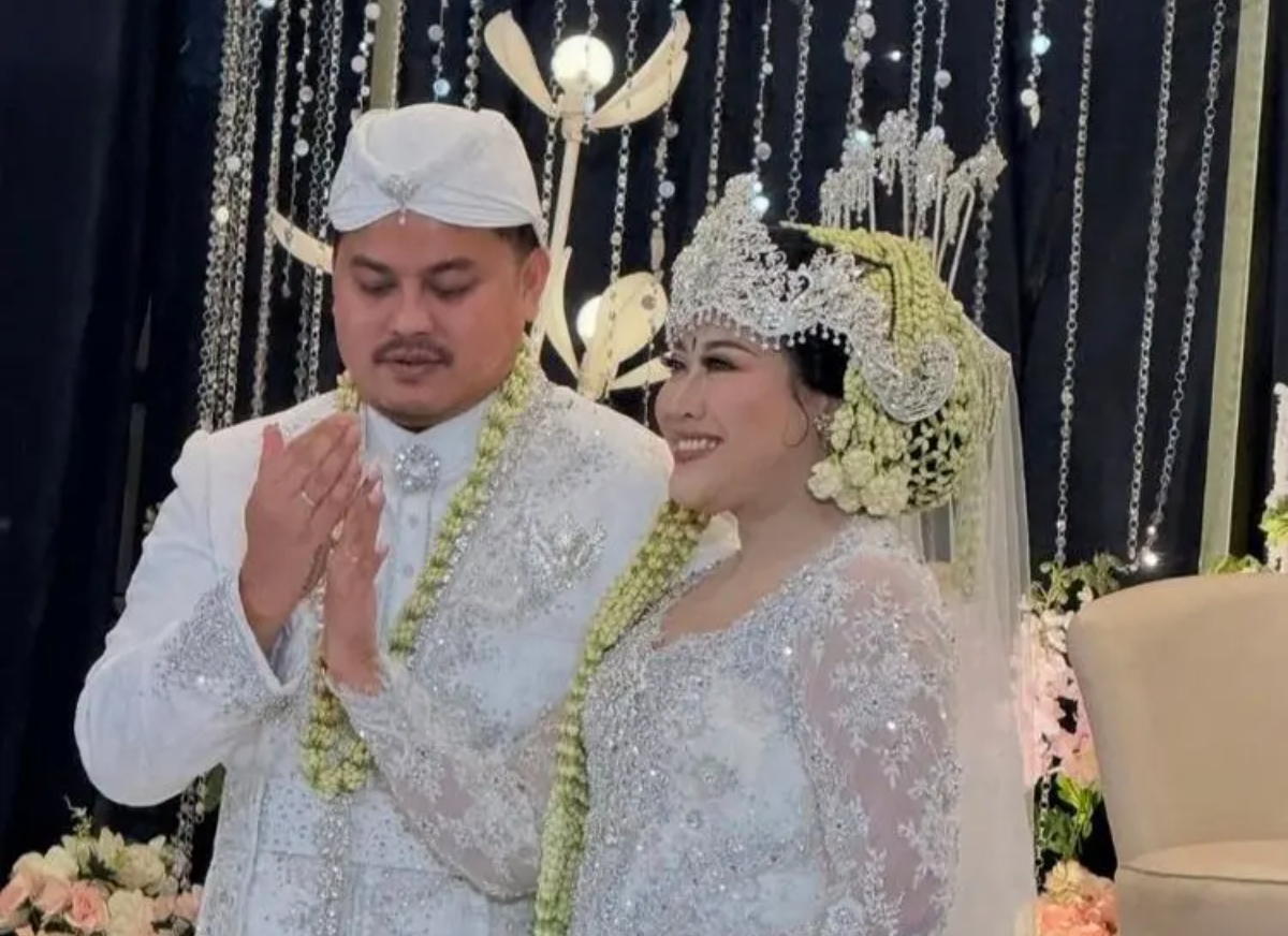 Boiyen Pesek dan Rully Anggi Akbar alias Ezel resmi menikah. (Instagram @Jirayutdaa4official)