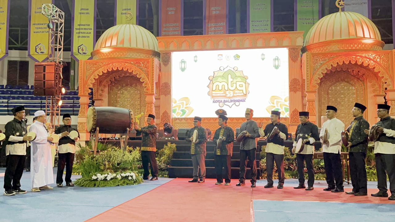 Wakil Wali Kota Balikpapan Bagus Susetyo memukul bedug yang menandakan dibukanya MTQ ke-53 Kota Balikpapan di Kecamatan Balikpapan Timur.  &nbsp;  &nbsp;