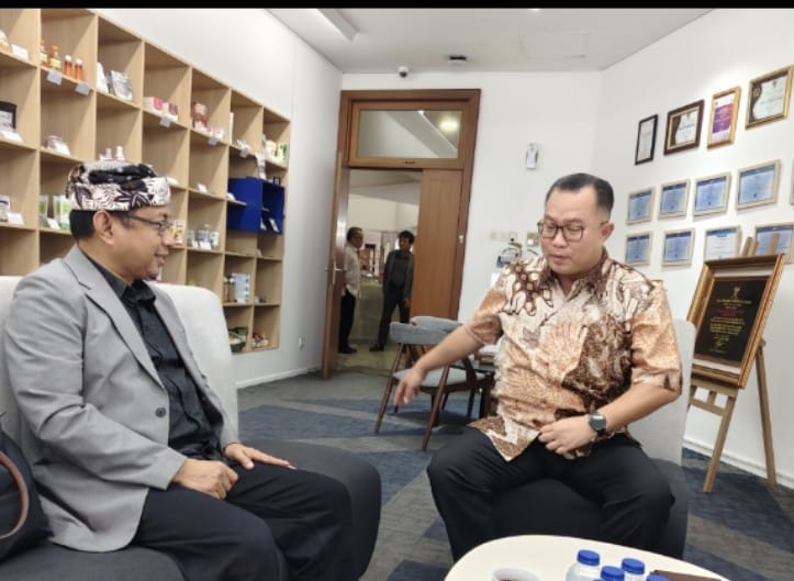 Isradi Zainal (kiri) dan Prof Arif Satria saat bertemu di Bogor.