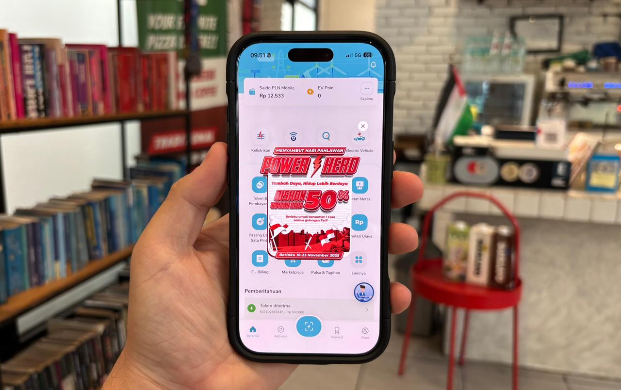 LEBIH MUDAH: Promo tambah daya &ldquo;Power Hero&rdquo; dapat diakses melalui aplikasi PLN Mobile. Pelanggan prabayar cukup membeli token listrik, sedangkan pelanggan pascabayar dapat melakukan pembayaran tagihan