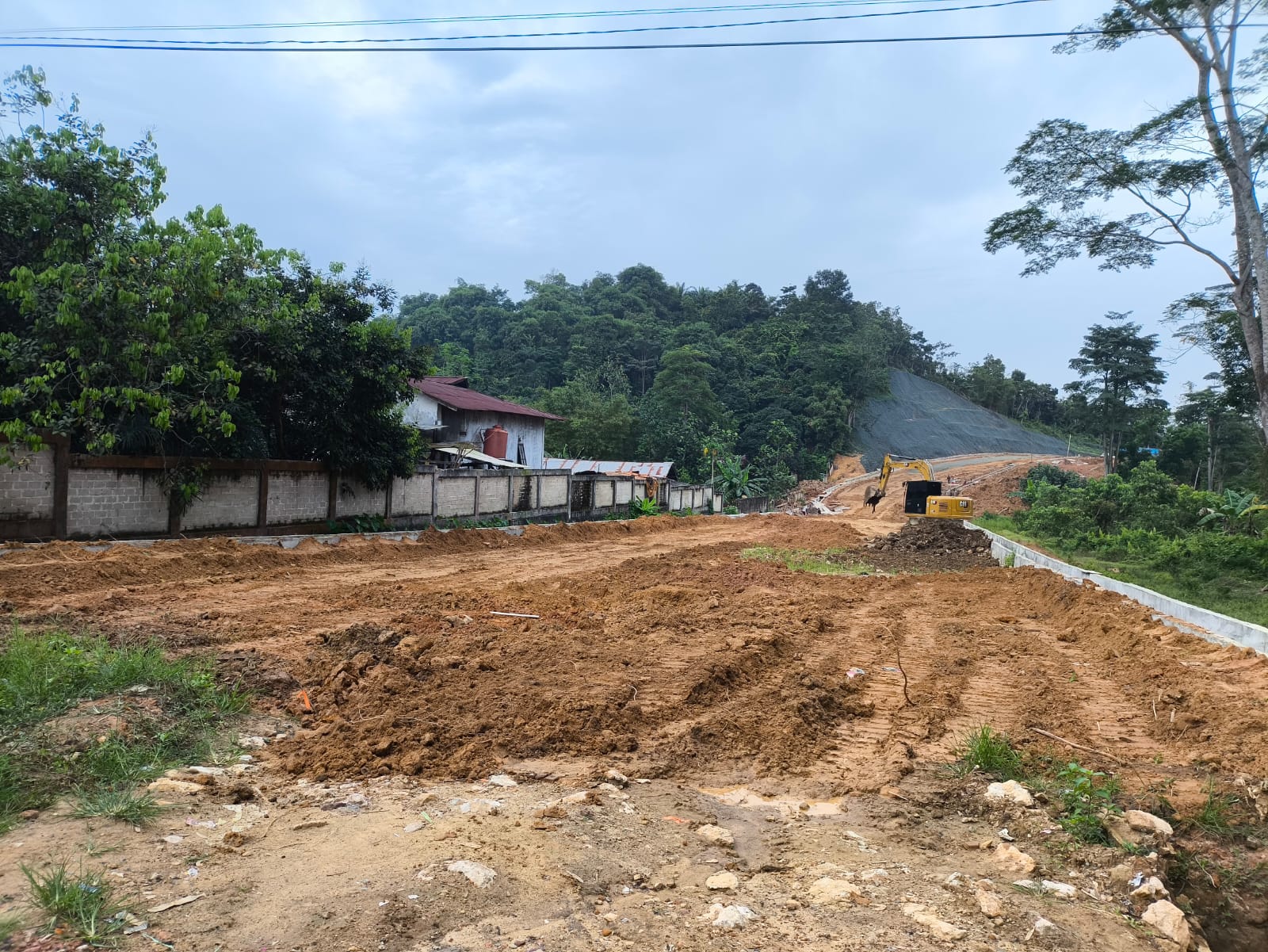 DIKEBUT: Proses pengerjaan pembuatan jalan bagi masyarakat Kampung Gotong-Royong akan terus diusulkan karena masih ada titik yang belum tersambung. FOTO: ADIEL KUNDHARA/KP