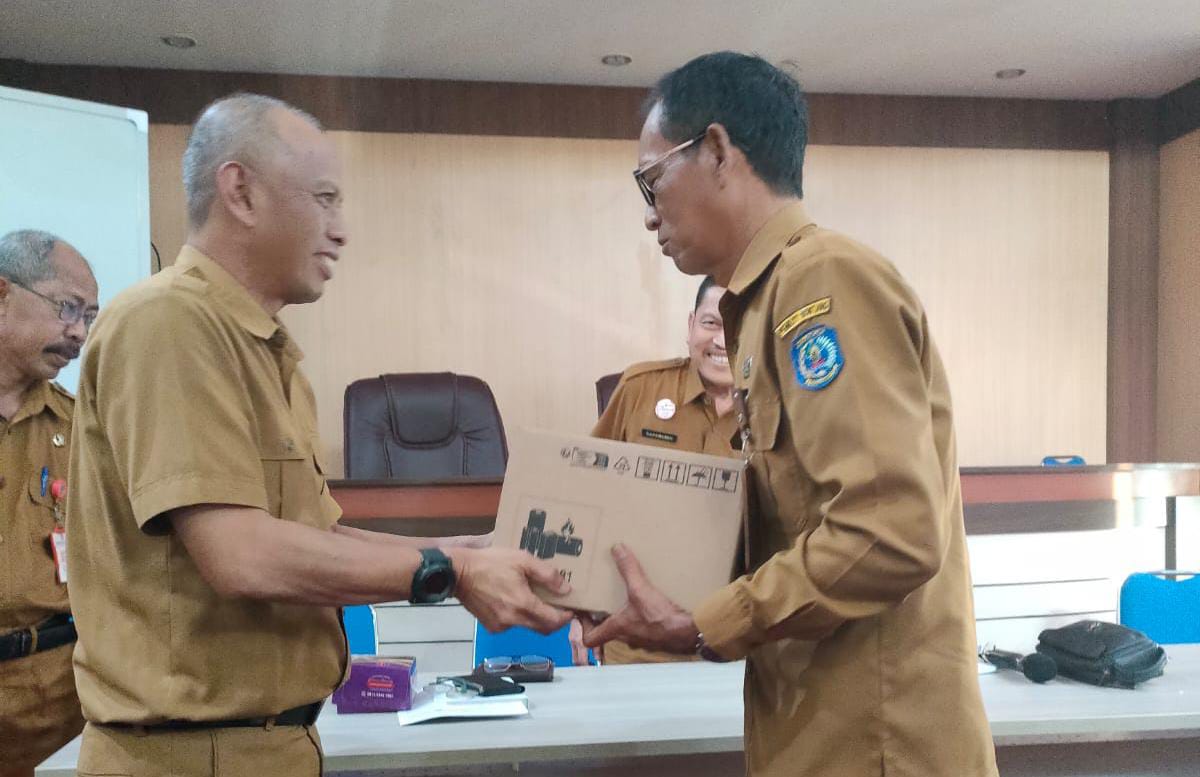 Kepala SMP 1 Riyanto telah menerima tablet PC dari Disdikbud untuk pelajar kelas akhir di satuan pendidikan tersebut. FOTO: ADIEL KUNDHARA/KP