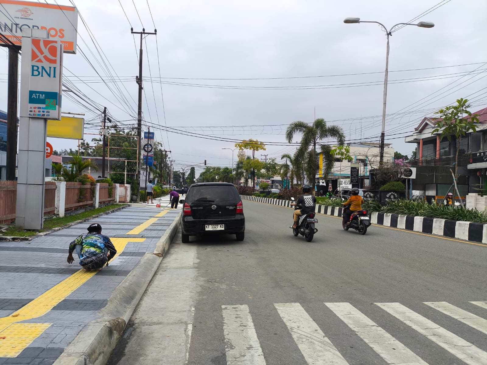 PROSES PENGERJAAN: Proyek parit dan trotoar di Jalan MT Haryono masih dikerjakan oleh kontraktor pemenang tender, Pemkot Bontang telah mengusulkan untuk lanjutan pengerjaan ini. FOTO: ADIEL KUNDHARA/K