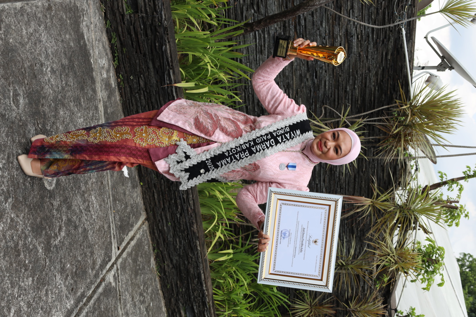Bunda PAUD Kukar Andi Deezca Pravidhia Aulia &nbsp;menerima&nbsp; penghargaan Wiyata Dharma Pratama pada puncak apresiasi Bunda PAUD Nasional.  &nbsp;