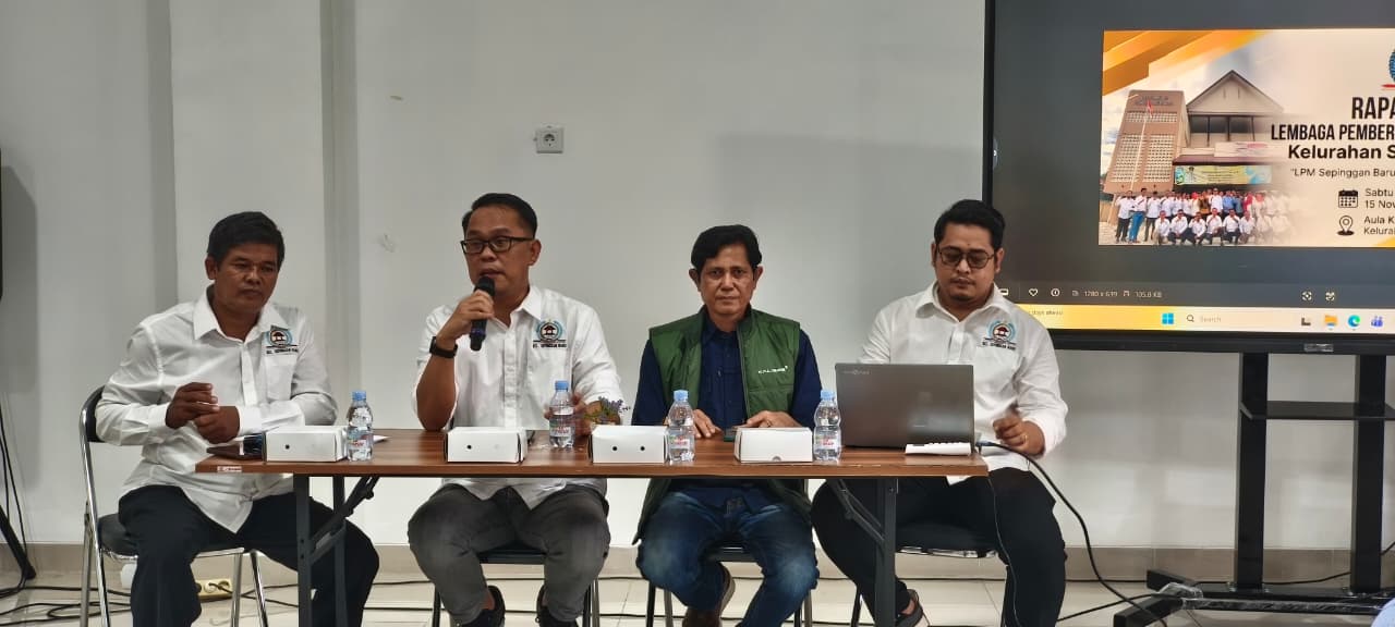 Ketua LPM Sepinggan Baru Wahyullah Bandung (pegang mick) berharap program kerja yang akan dilaksanakan kedepan meningkatkan pemberdayaan masyarakat dalam segala aspek.