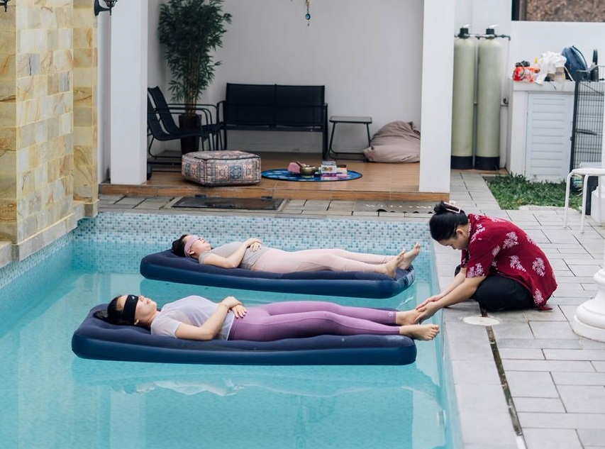 MEDIA: Salah satu metode reiki yakni floating reiki atau aura clearing yang dilakukan di kolam renang.