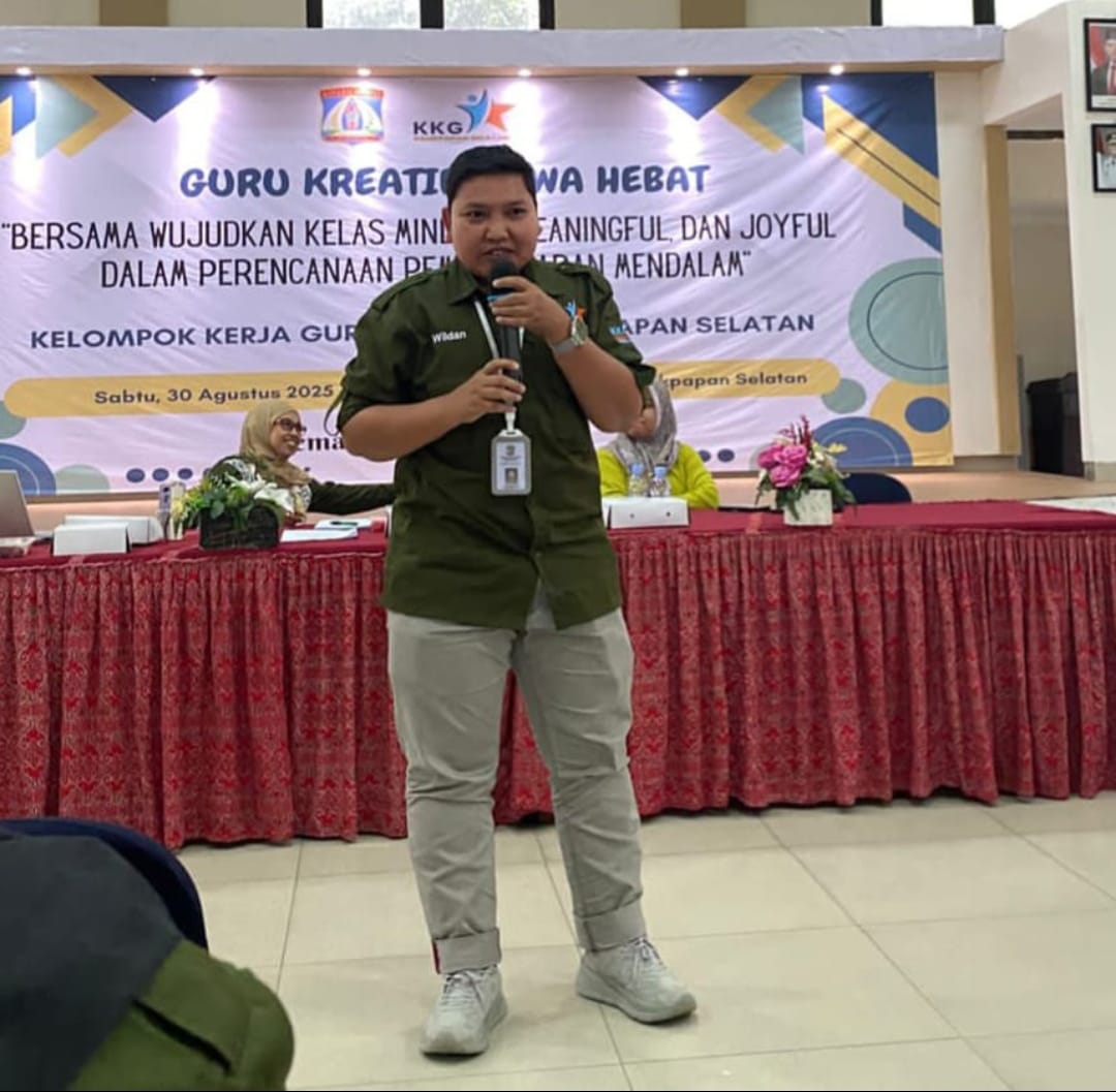 MODE PERJUANGAN: Muhammad Wildan Mukhallad menilai beban guru swasta lebih berat ketimbang negeri, namun pendapatannya lebih kecil.