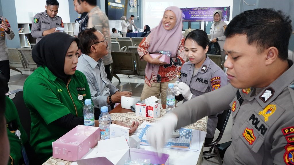 CEK KESEHATAN: Sebelum beraktivitas, masyarakat dapat memanfaatkan layanan kesehatan gratis.