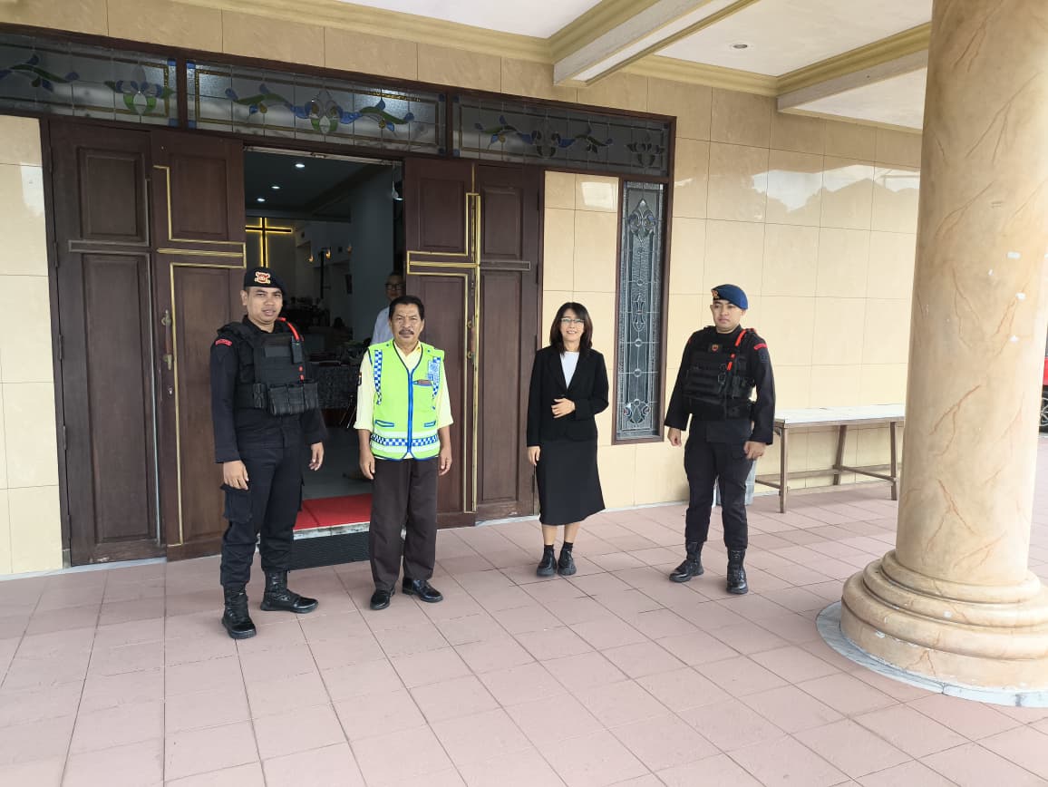 PATROLI: Brimob Polda Kaltim melakukan patroli rutin di sejumlah gereja Balikpapan.