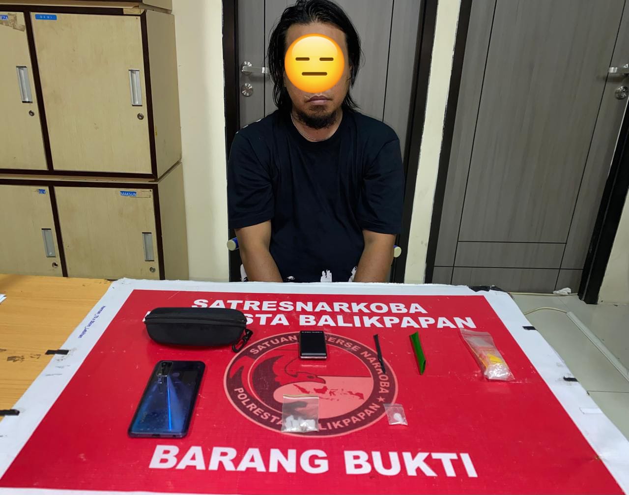 JUALAN SABU: Petugas mengamankan BN yang berjualan sabu. Barang bukti pendukung ditemukan di kamar hotelnya.