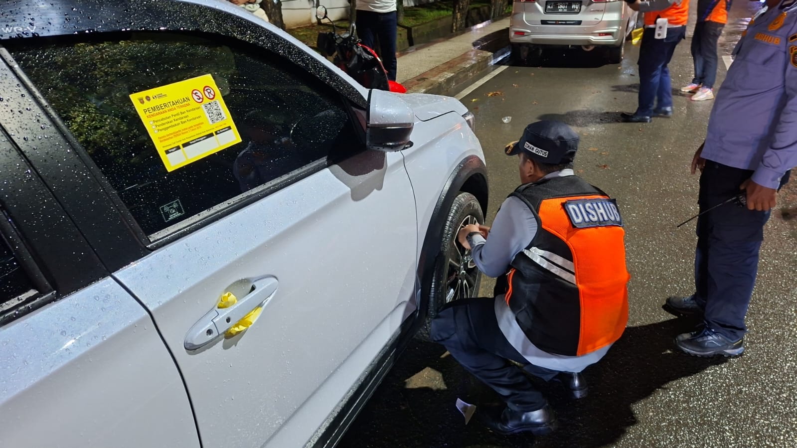 KEMPIS: Puluhan mobil yang diparkir di tepi jalan di kawasan M Yamin, Kecamatan Samarinda Ulu, ditertibkan Dinas Perhubungan (Dishub) Samarinda, Sabtu (15/11) malam.