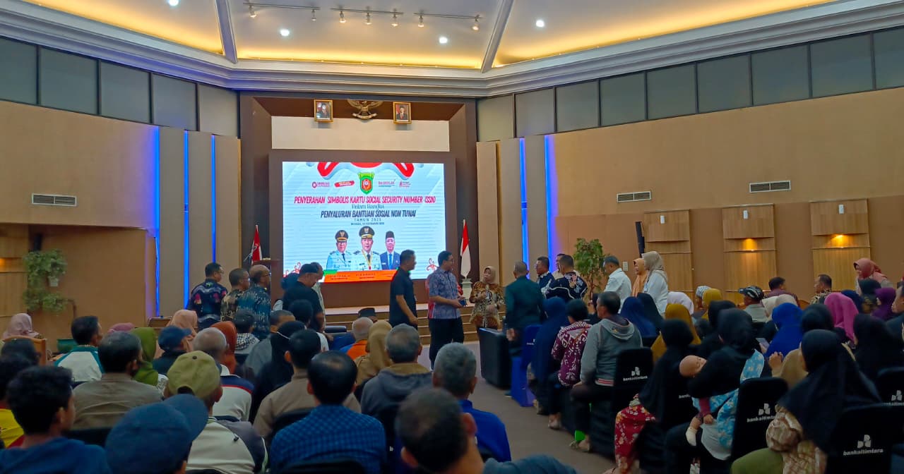DISALURKAN: Pemkot Samarinda meluncurkan penyaluran Bantuan Sosial Non Tunai 2025 kepada 1.688 keluarga penerima manfaat, Minggu (16/11).