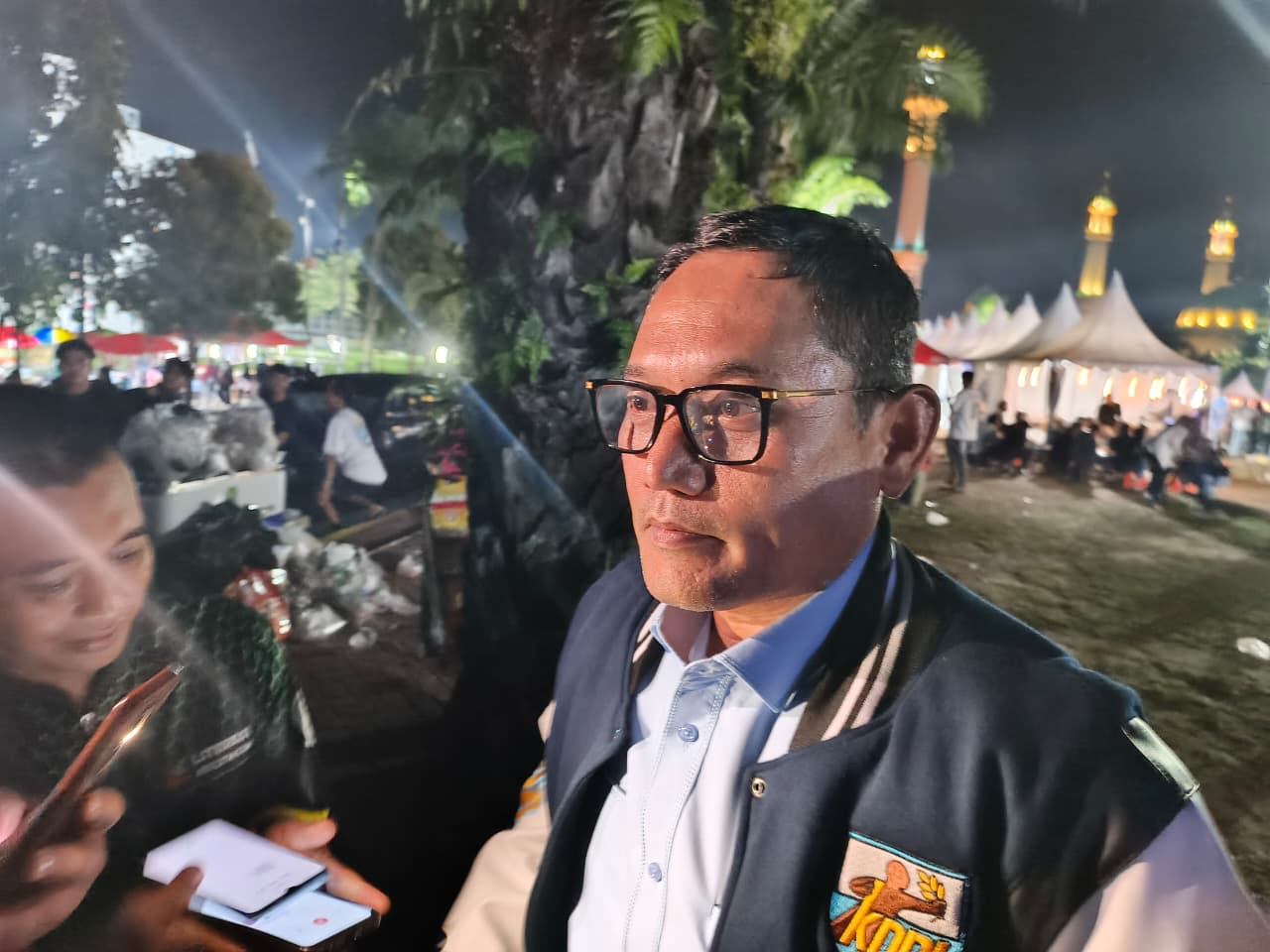 Wagub Kaltim Seno Aji diwancarai awak media saat menghadiri penutupan Pekan Pemuda Kutim 2025, Sabtu (15/11) malam. (JUFRIADI/KALTIM POST)