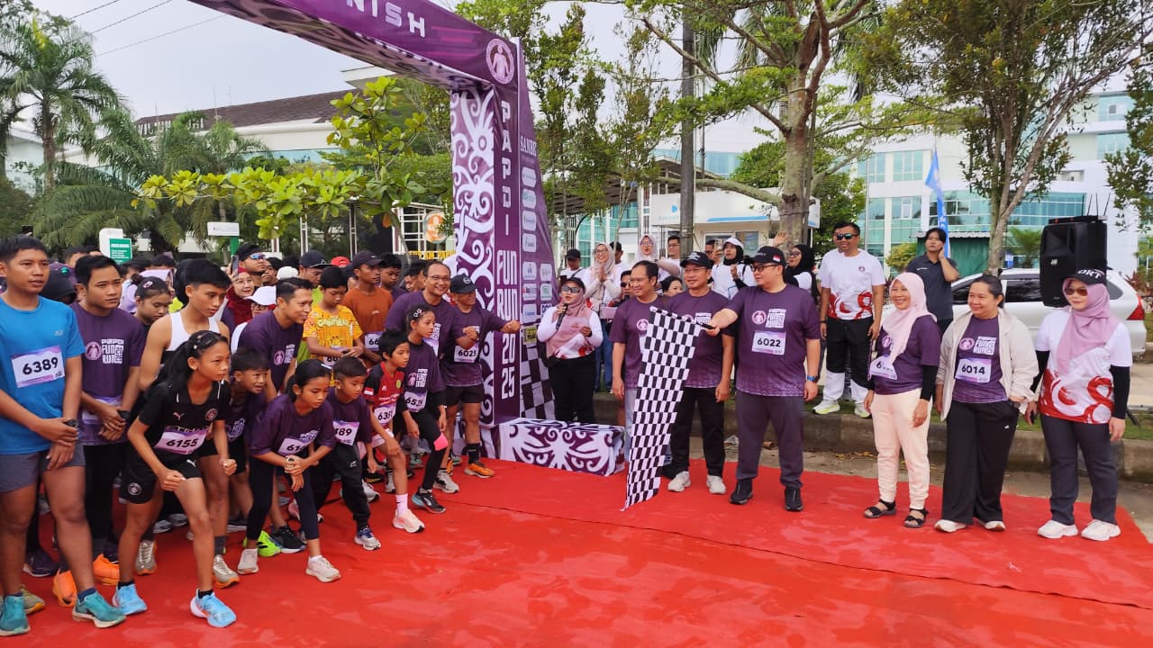 Dokter Eka Ginanjar (pegang bendera) didampingi dr Martina Yulianti (ketiga kanan) bersiap melepas peserta fun run dalam rangkaian peringatan HUT ke-68 PAPDI di RSUD AM Parikesit, Tenggarong.