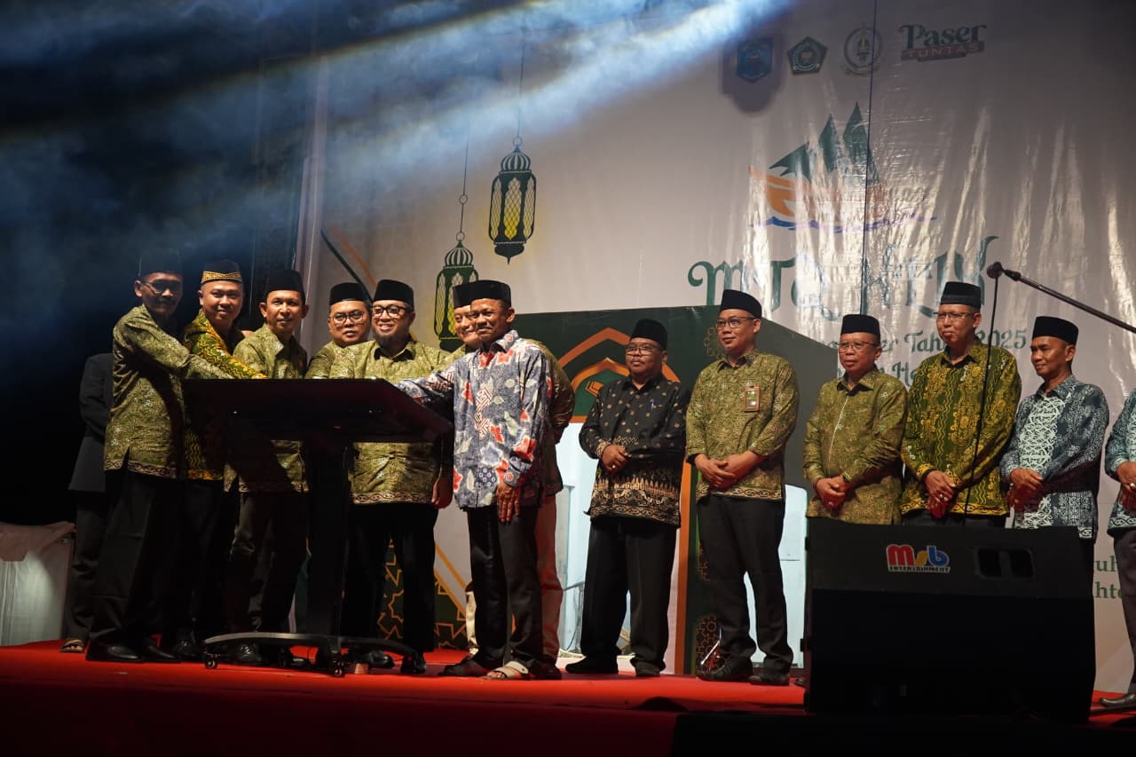 Dua anggota DPRD Paser asal Dapil IV, Kasri dan Abdullah menghadiri pembukaan MTQ Kabupaten ke-49 di Kecamatan Tanjung Harapan, Jumat (14/11/2025).