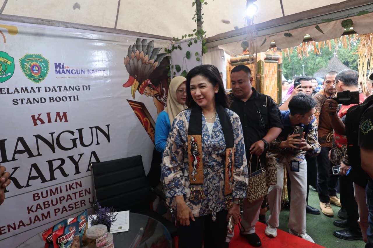 Fifi Aleyda berinteraksi dengan anggota KIM Mangun Karya saat meninjau booth dari PPU.  &nbsp;