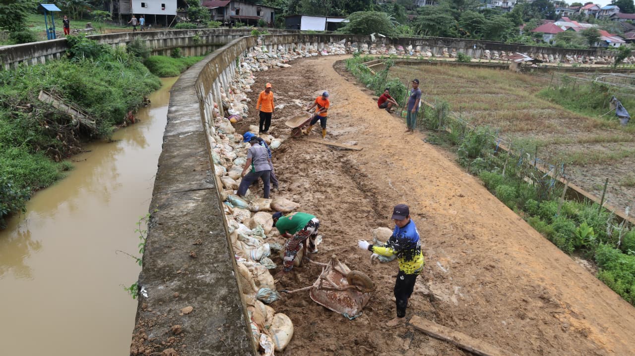 UPAYA SEMENTARA: Kelurahan Gunung Elai bersama beberapa pihak melakukan kegiatan penanganan turap yang retak.