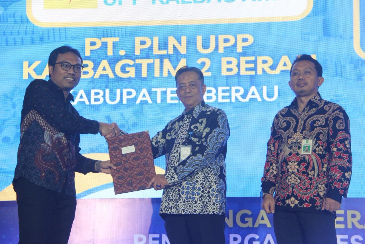 KOMITMEN KUAT: Manager PLN UPP KLT 2 berjabat tangan dengan perwakilan Pemprov Kaltim saat menerima Penghargaan Zero Accident. Simbol komitmen PLN terapkan budaya K3 di seluruh proyek dan operasional