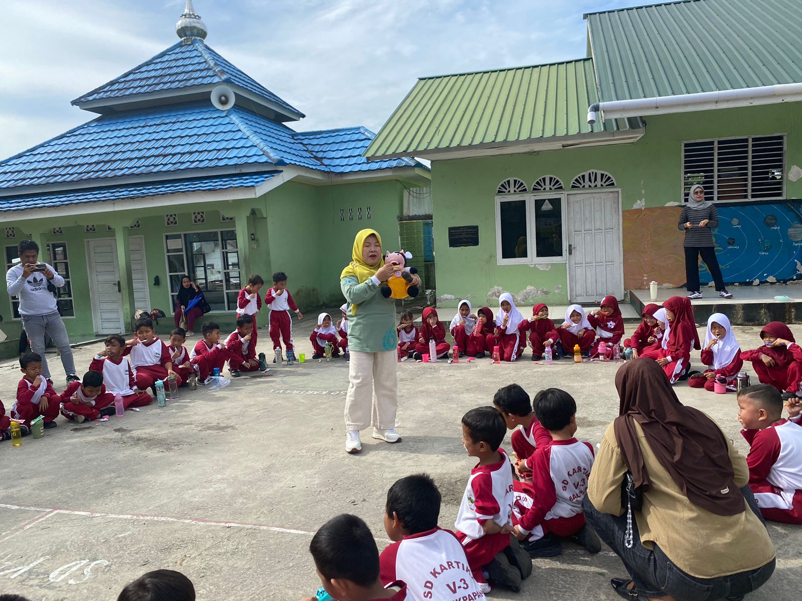 PROSEHAT: Para siswa diajarkan cara menyikat gigi yang benar oleh tenaga kesehatan dari UPTD Puskesmas Batu Ampar