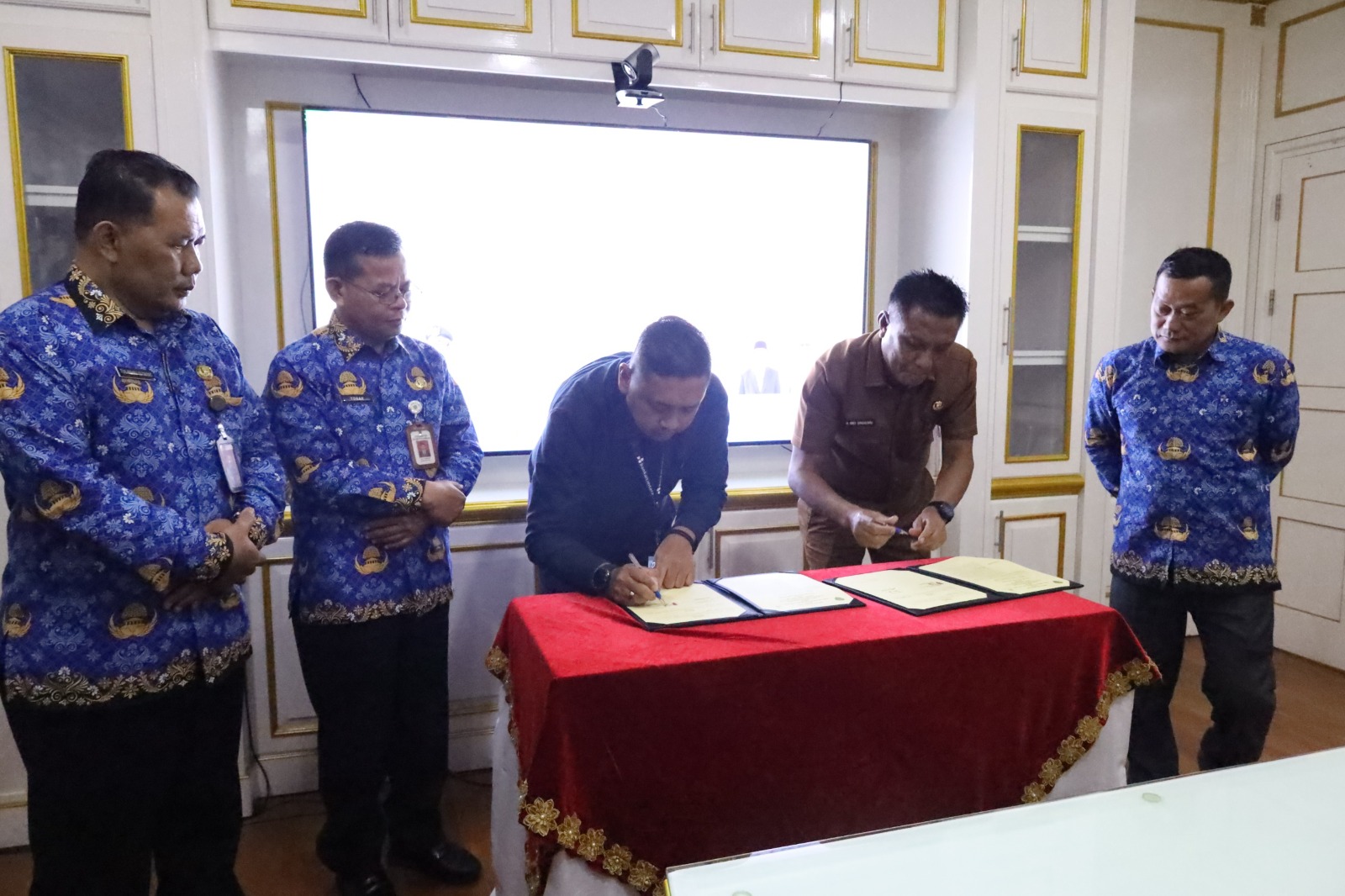 PROPENDIDIKAN: Sekda Tohar (dua kiri) mengamati penandatanganan realisasi program Kartu Penajam Cerdas yang dilaksanakan Kepala Disdikpora PPU, Andi Singkerru (dua kanan) bersama pihak Bankaltimtara