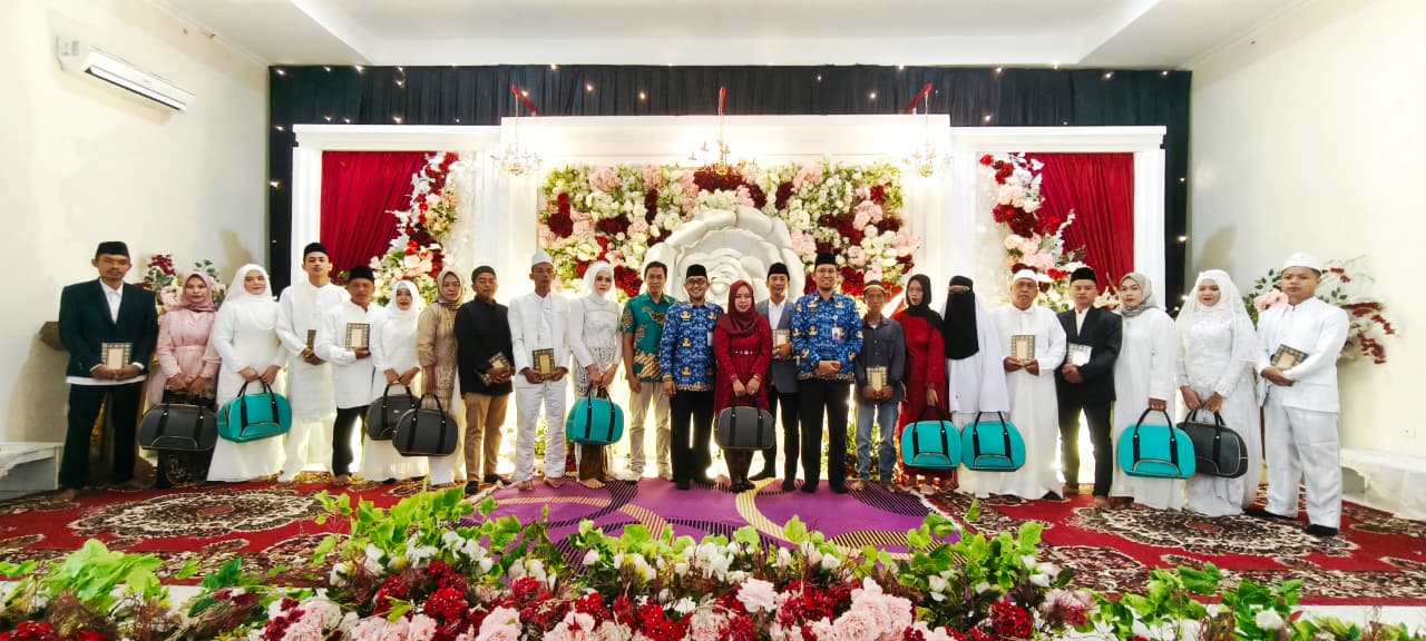 Kepala KUA Balikpapan Utara turut menuntut prosesi ijab kabul kepada salah satu mempelai pengantin.