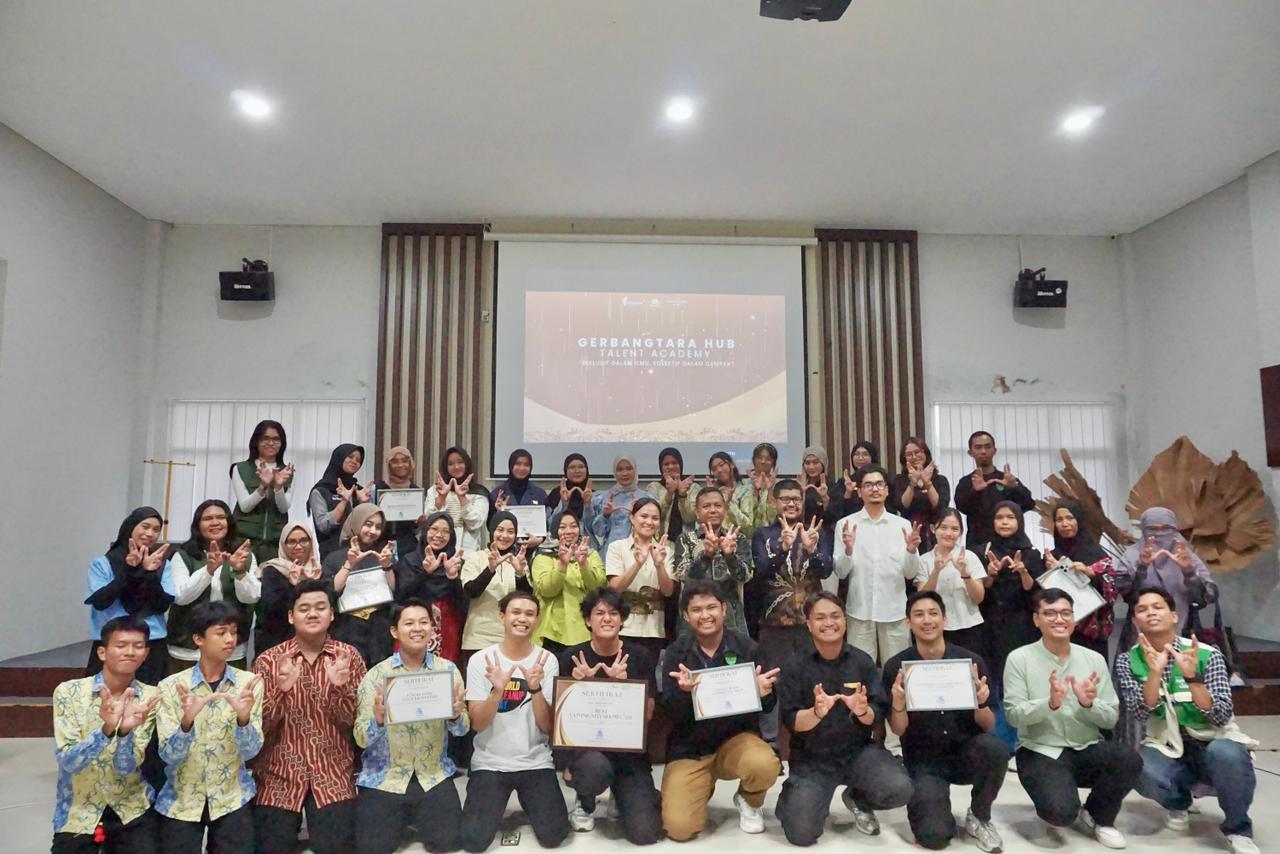 Para peserta Community Showcase 2025  dalam momen kebersamaan yang hangat dan penuh semangat kolaborasi.