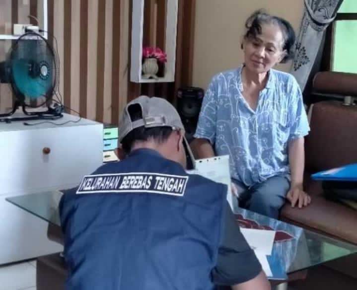 Panitia pemilihan ketua RT mendata dan memverifikasi warga Kelurahan Berebas Tengah. (FOTO ADIEL KUNDHARA/KP)