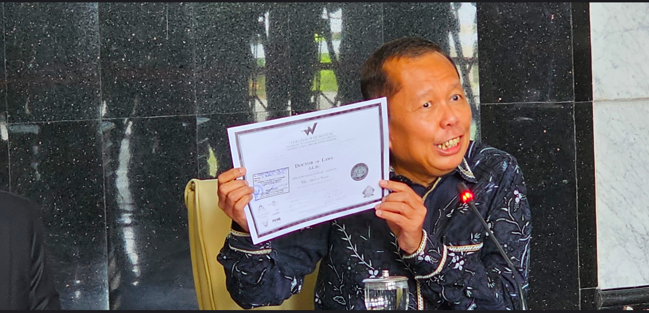 Hakim Mahkamah Konstitusi (MK) Arsul Sani menggelar konferensi pers terkait tudingan ijazah palsu di Gedung MK, Jakarta, Senin (17/11).