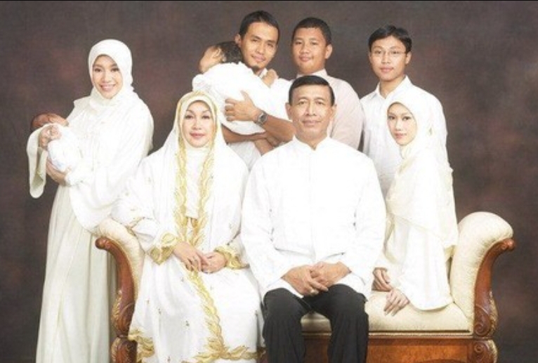 Pernikahan Wiranto dengan Uga dikarunia tiga anak. Dua anak perempuan dan satu anak laki-laki, Lia, Maya, dan mendiang Zainal. (Foto: Facebook/ Uga Wiranto)