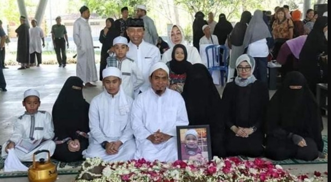 Wiranto bersama Rugaiya Usman, anak, menantu dan cucu saat pemakaman salah satu cucunya, Alfatihah pada 15 November 2018 lalu. (FOTO: IST)