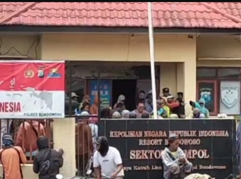 Warga berkumpul di depan Kantor Polsek Ijen, Bondowoso, Senin (17/11/2025), saat memprotes penanganan kasus perusakan tanaman kopi. (FOTO: IST)