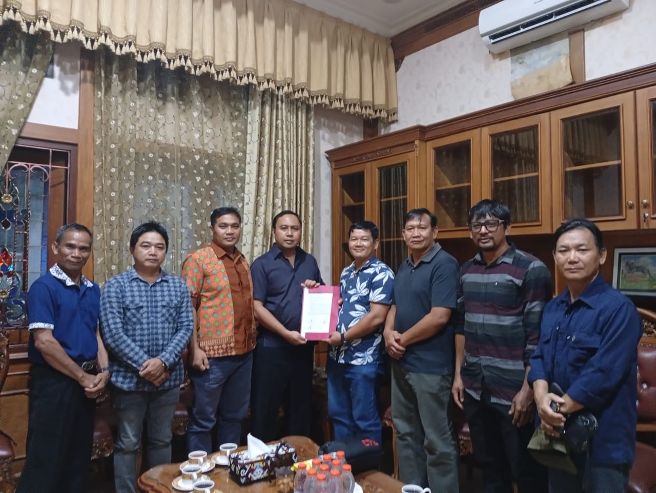 ASPIRASI: Perwakilan sejumlah petinggi dari tujuh kecamatan, Herkolanus (pegang map kanan) saat menyampaikan dukungan kepada Bupati Kubar Frederick Edwin.