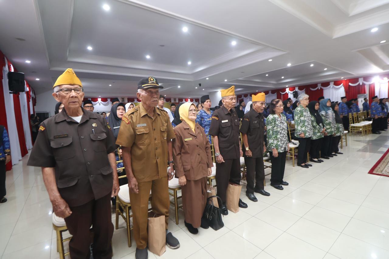 BERBAGI: Korpri Berbagi Beri Bantuan 157 Veteran dan Beasiswa 11 Anak ASN anggota Korpri yang telah meninggal dunia.