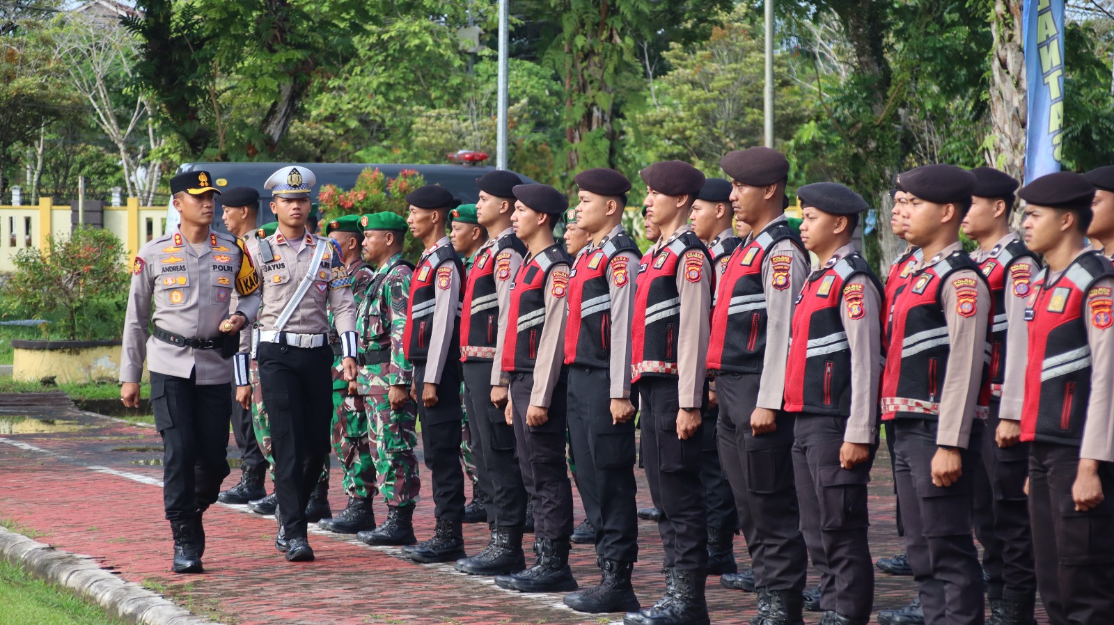 CEK: Kapolres PPU, AKBP Andreas Alek Danantara saat cek personel untuk kesiapan Operasi Zebra Mahakam 2025.