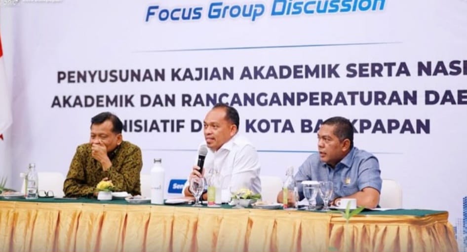 Bapemperda DPRD Balikpapan yang menggelar FGD di Hotel Gran Senyiur, Balikpapan, Senin (17/11).