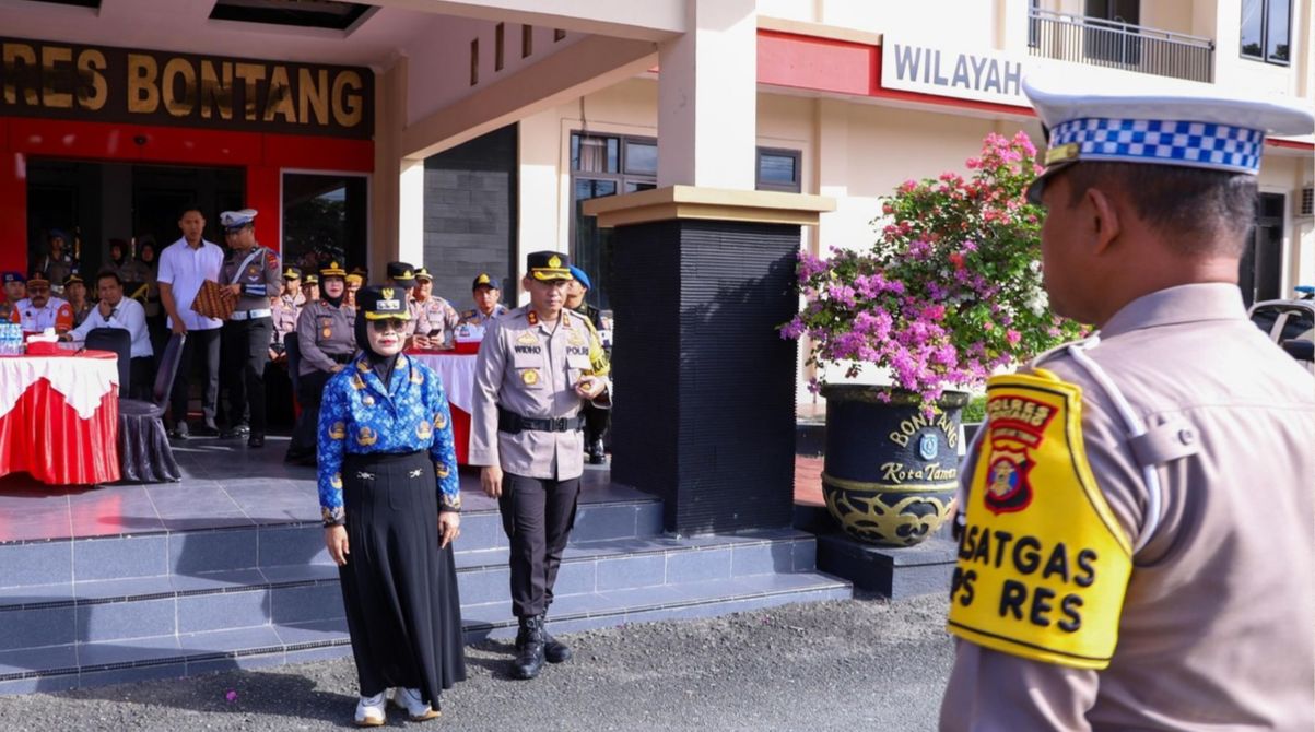 Neni Moerniaeni memimpin apel Operasi Zebra Mahakam 2025 di Halaman Mapolres Bontang, Senin (17/11). (FOTO ADIEL KUNDHARA/KP)